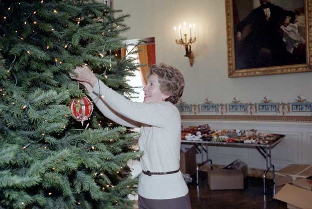 Đệ nhất phu nhân Nancy Reagan treo đồ trang trí lên cây thông Noel ngày 8/12/1981.