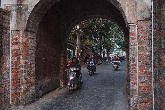 
Cánh cửa chính của ô Quan Chưởng nhìn ra hướng cầu Long Biên.
