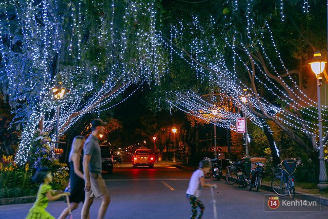 Chùm ảnh: Những chủ biệt thự ở phố nhà giàu Sài Gòn đầu tư cả chục triệu đồng trang trí Noel - Ảnh 5.