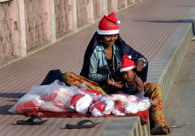 Vẫn quá sớm để những đứa trẻ này hiểu được rằng, ông Noel không thể đến với tất cả mọi người.