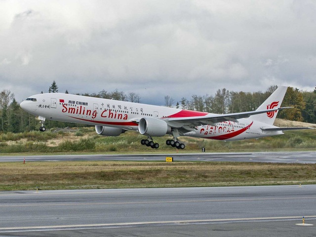 Boeing 777 với logo của hãng hàng không Smiling China.