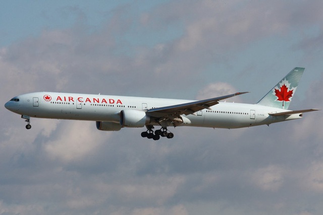 Boeing 777 với logo của hãng hàng không Air Canada.