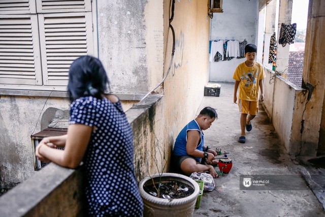 Không gian trên tầng 3 của chung cư là nơi vui chơi của thằng Lượm.