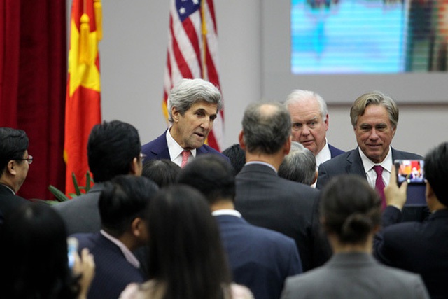 Ngoại trưởng Mỹ John Kerry trò chuyện cùng sinh viên TPHCM - Ảnh 6.