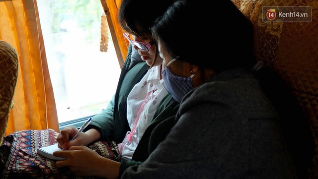 
Chuyến xe còn là nơi để những hành khách chia sẻ với nhau. Phương - cô sinh viên y khoa đang kê đơn thuốc giúp cô Chức.
