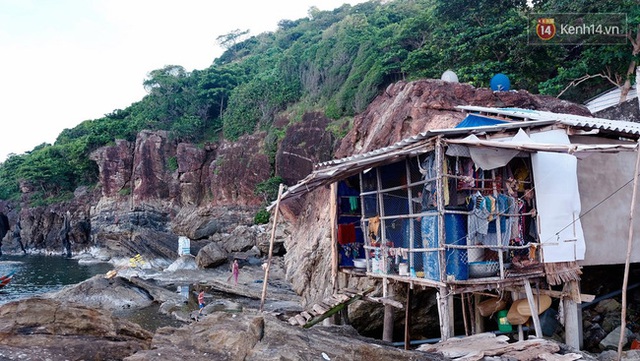Những ngôi nhà tạm bợ của người dân trên đảo.
