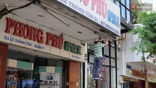 Các cửa tiệm tháo dỡ biển hiệu, mái hiên di động lấn chiếm vỉa hè.