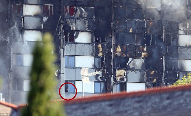 Hình ảnh người còn sống mắc kẹt bên trong tòa nhà 27 tầng bị lửa bao trùm, nhiều người được xác nhận đã chết - Ảnh 6.