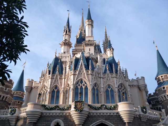 Tokyo Disneyland là khu vui chơi giải trí lớn nhất Nhật Bản