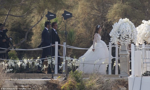 Đám cưới diễn ra trong 4 ngày với nhiều nghi thức sa hoa chuẩn phong cách thượng lưu.