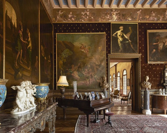 Một phòng khách lớn có thiết kế của thời kỳ hoàng kim Belle Epoque
