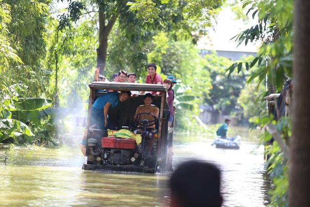 Xe công nông được chính quyền địa phương sử dụng làm phương tiện phân phát như yếu phẩm đến các hộ dân.