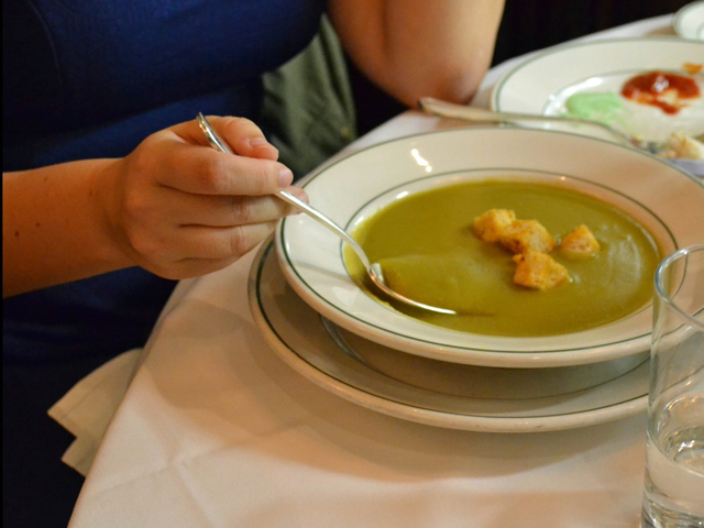 Bít tết là món chính của bữa ăn. Mặc dù đã ăn hải sản và soup, hương vị của món ăn này vẫn có thể làm hài lòng thực khách.