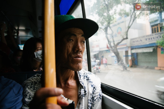 Chuyện Tám mù hát rong - Người cha lang thang khắp Sài Gòn bán tiếng ca, kiếm tiền chữa trị đôi mắt cho con gái - Ảnh 7.