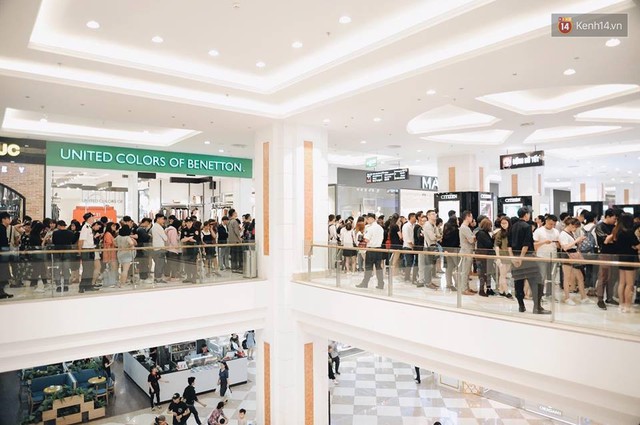 Khai trương H&M Hà Nội: Có hơn 2.000 người đổ về, các bạn trẻ vẫn phải xếp hàng dài chờ được vào mua sắm - Ảnh 6.