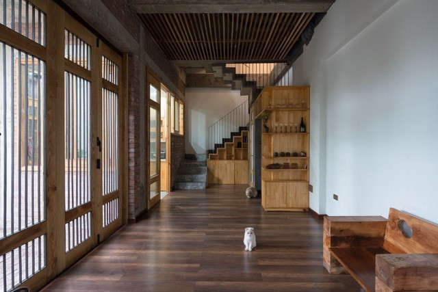 Không gian tầng 1 chủ nhà dành riêng cho phòng khách, phòng ăn và khu vực bếp. Nội thất bên trong hầu hết được sử dụng bằng gỗ mang lại không gian vừa gần gũi, thân thiện và ấm cúng.