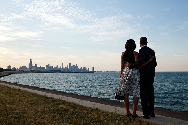 Vợ chồng Obama đáp trực thăng xuống Chicago vào một chiều tháng 6 năm 2012. Thay vì lên đoàn xe hộ tống, họ quyết định đi bộ men theo bờ hồ Michigan để nhìn ngắm khung cảnh quê nhà.
