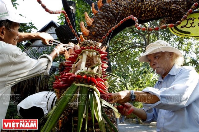 Các nghệ nhân Nam Bộ trang trí các đặc sản trái cây miệt vườn thành hình rồng để đón Tết