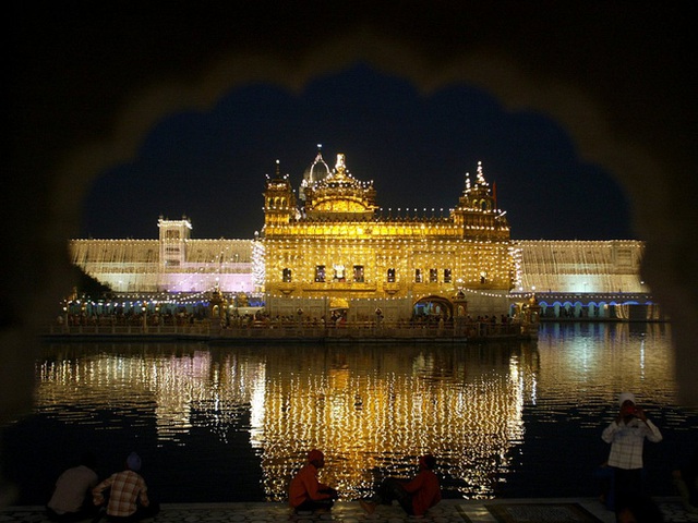 Cảnh đêm tại Đền vàng, Ấn Độ - Ảnh minh họa bởi Munish Sharma -Reuters.