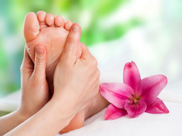 Giảm phù nề: Cho một thìa cà phê hạt dưa hấu khô và một muỗng mật ong vào ¾ cốc nước ấm. Trộn đều và uống hai lần một ngày. Điều này sẽ giúp điều trị chứng phù nề.