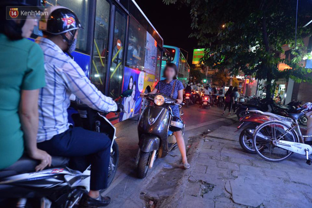 Trước đó, rất nhiều hình ảnh các ninja bất chấp luật giao thông, đi ngược chiều cũng đã được ghi nhận và gây xôn xao dư luận. Trong ảnh, một phụ nữ vô tư điều khiển xe máy đi ngược chiều ở phố Đại La sau ngày Trung thu vừa qua đã khiến người lưu thông đúng chiều không thể di chuyển.