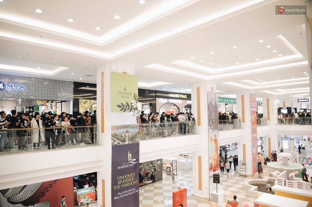 Khai trương H&M Hà Nội: Có hơn 2.000 người đổ về, các bạn trẻ vẫn phải xếp hàng dài chờ được vào mua sắm - Ảnh 7.