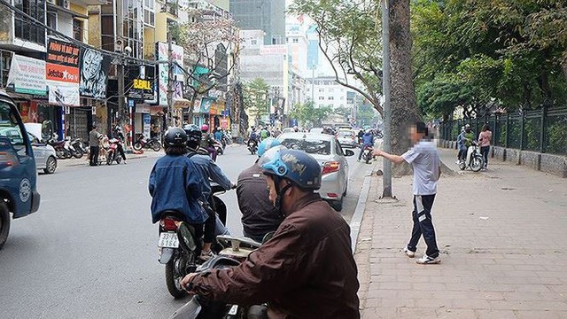 Đóng cửa bãi xe Văn Miếu, du khách chịu cảnh “chặt chém” để vào di tích - Ảnh 7.