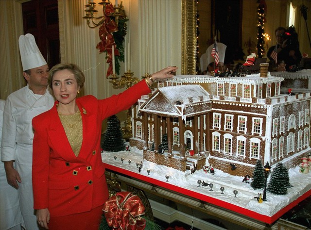Đệ nhất phu nhân Hillary Rodham Clinton cùng đầu bếp Nhà Trắng Roland Mesnier bên ngôi nhà bánh gừng ngày 6/12/1993.
