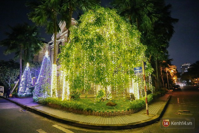 Chùm ảnh: Những chủ biệt thự ở phố nhà giàu Sài Gòn đầu tư cả chục triệu đồng trang trí Noel - Ảnh 7.