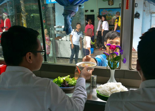 Hàng phở bò trên ô tô phố trung tâm hút khách sau chiến dịch giành vỉa hè ở Hà Nội - Ảnh 8.