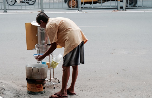 Mọi người tự do lấy cháo theo nhu cầu của mình.