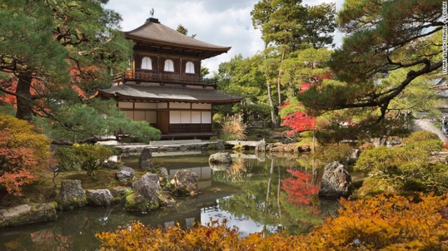 Chùa Ginkakuji nằm ở ngọn núi phía Đông Kyoto, được xây dựng năm 1490