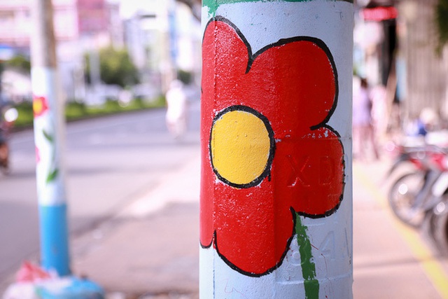 Người dân thích thú khi hơn 100 cột điện, cột đèn ở Sài Gòn bỗng nở hoa - Ảnh 8.