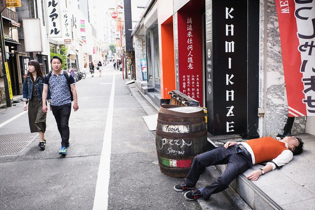 Những gã say xỉn từ ga tàu cho đến đường phố: Nét văn hóa tiệc tùng của giới công sở Nhật Bản - Ảnh 8.