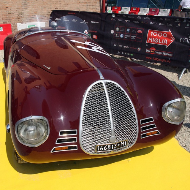 AAC đã sản xuất được hai chiếc xe 815 vào năm 1940. Cả hai đều bị cấm mang tên Ferrari vì một thỏa thuận không cạnh tranh giữa Enzo và các nhà tuyển dụng trước đây. Thỏa thuận này đã cấm Ferrari sử dụng tên của mình để đặt cho những gì liên quan đến việc đua và xe đua trong ít nhất 4 năm.