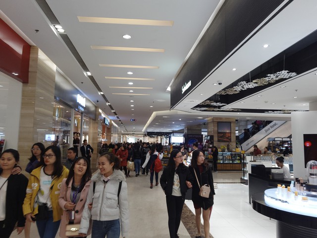 Cảnh trái ngược tại Tràng Tiền Plaza và Vincom trong ngày Black Friday - Ảnh 8.