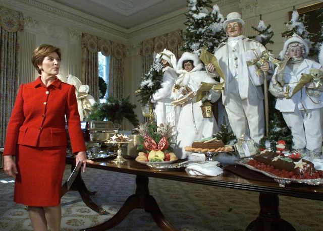 Đệ nhất phu nhân  Laura Bush bên một số đồ trang trí Giáng sinh tại Nhà Trắng ngày 3/12/2001.