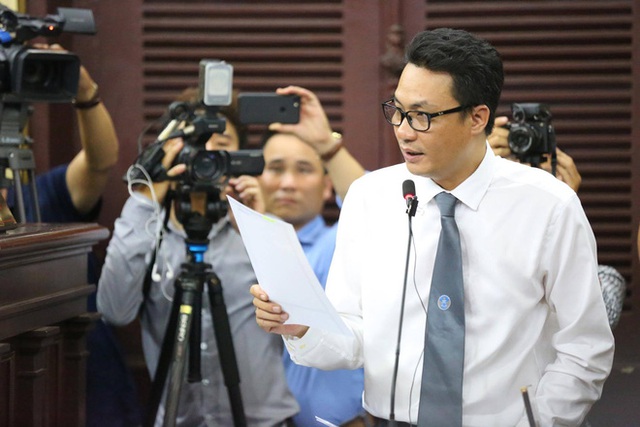 
Luật sư Nguyễn Văn Quynh tiến hành thẩm vấn nhân chứng Mai Phương

