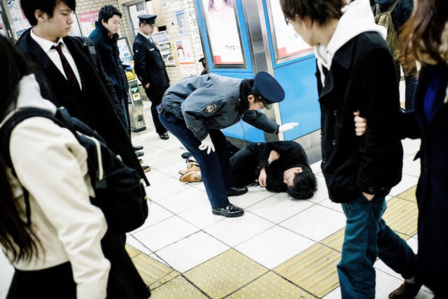 Những gã say xỉn từ ga tàu cho đến đường phố: Nét văn hóa tiệc tùng của giới công sở Nhật Bản - Ảnh 9.