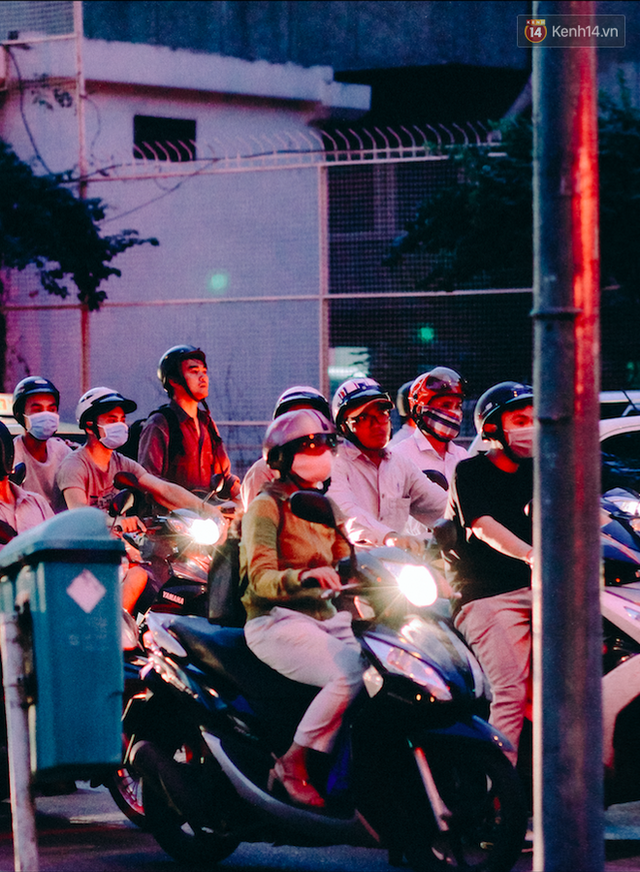 Có những ngả đường chỉ đông đúc, nhưng cũng có những điểm đen giao thông luôn kẹt cứng hàng giờ - chỉ cần là từ 6 giờ tối trở đi, bất kể ngày nào (trừ cuối tuần). Kẹt xe là đặc sản của Sài Gòn!