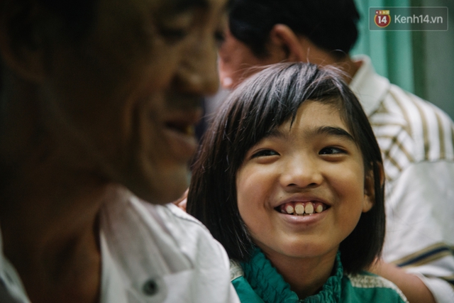 Chuyện Tám mù hát rong - Người cha lang thang khắp Sài Gòn bán tiếng ca, kiếm tiền chữa trị đôi mắt cho con gái - Ảnh 10.