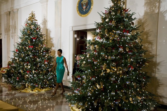 Đệ nhất phu nhân Michelle Obama ra mắt các đồ trang trí Giáng sinh năm 2009 tại Hội trường Chữ thập của Nhà Trắng.