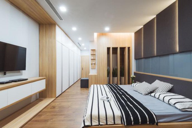 Phòng ngủ lớn rộng dành cho bố mẹ với đầy đủ tiện nghi.