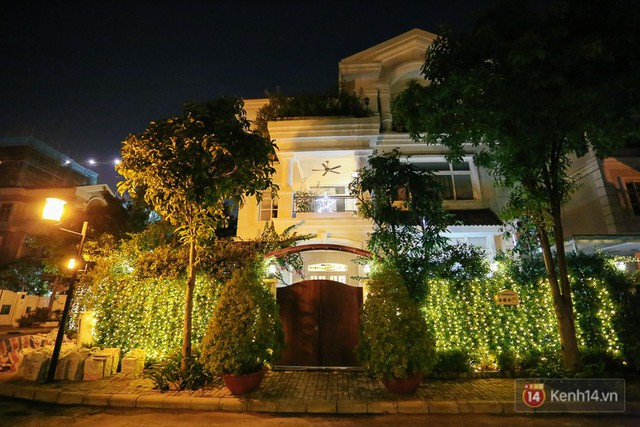 Chùm ảnh: Những chủ biệt thự ở phố nhà giàu Sài Gòn đầu tư cả chục triệu đồng trang trí Noel - Ảnh 9.
