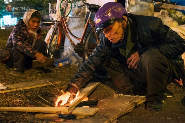 Chuyện tình đi bộ ngược chiều của vợ chồng già ve chai 30 năm sống dưới chân đường sắt trên cao ở Hà Nội - Ảnh 9. Chuyện tình đi bộ ngược chiều của vợ chồng già ve chai 30 năm sống dưới chân đường sắt trên cao ở Hà Nội - Ảnh 9.