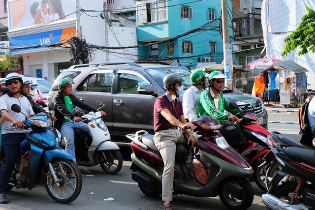 Bây giờ chúng ta có thể dễ dàng bắt gặp màu áo xanh lá, xanh dương trên đường phố.