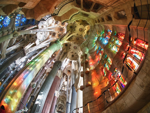 Kiến trúc bên trong Vương cung thánh đường Sagrada Família - Ảnh minh họa bởi ShutterStock.