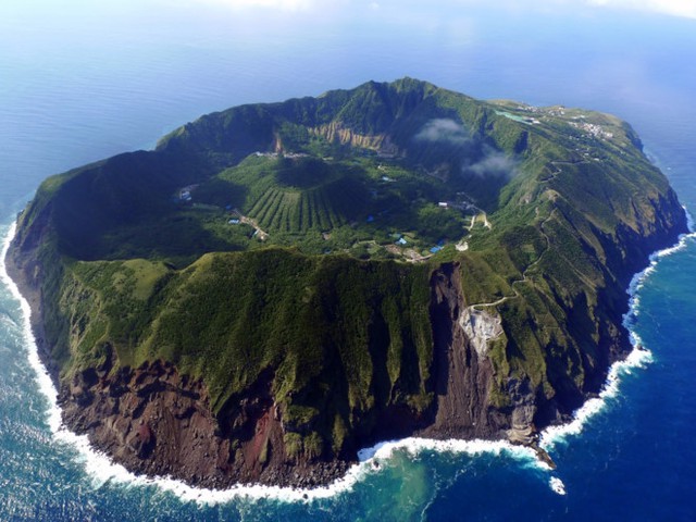 Đảo Aogashima hay còn gọi là đảo núi lửa bởi hình dạng độc đáo của mình. Ảnh: Whenonearth.