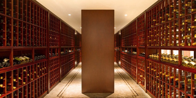 Hầm rượu vang được thiết kế theo hàng lối ngay ngắn theo phong cách đặt tấu chương thời xưa. Mỗi hãng rượu vang được đặt ở một khu vực cố định.