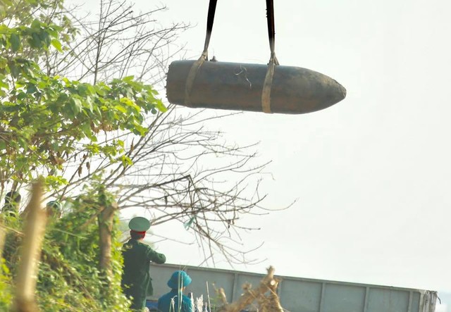 Hà Nội: Trục vớt thành công quả bom dài 2m ở chân cầu Long Biên - Ảnh 10.